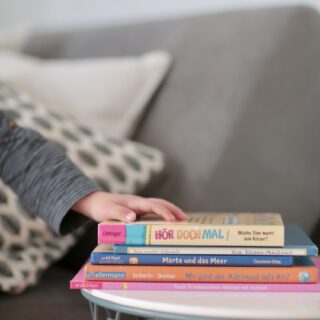 Frühling zum Selbermachen: Äste mit Pompon-Blüten