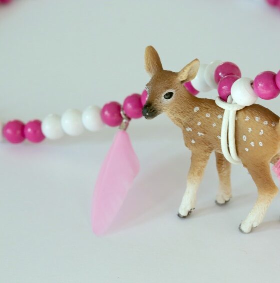 Wiesn-DIY: eine Kette mit Schleichtier (und Mamas Telefonnummer)