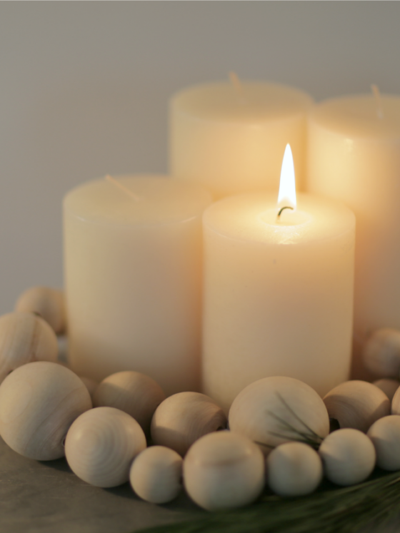Hübsch schlicht: Adventskranz aus Holzkugeln