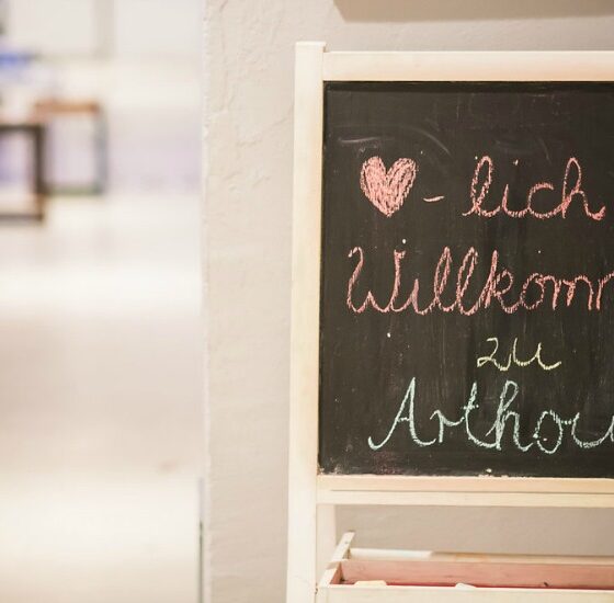 Mummy-Time im Kinderkunsthaus: Ratschen und Basteln beim Arthouse-Abend