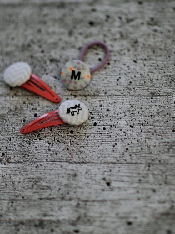 Haarspangen und Haargummis selber machen: eine Drei-Minuten-Bastelei