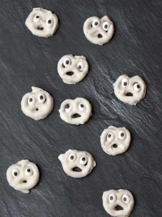 Kleine Brezel-Geister – und noch mehr Gruselessen fürs Halloween-Buffet