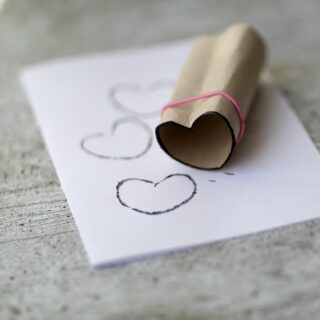 Haarspangen und Haargummis selber machen: eine Drei-Minuten-Bastelei