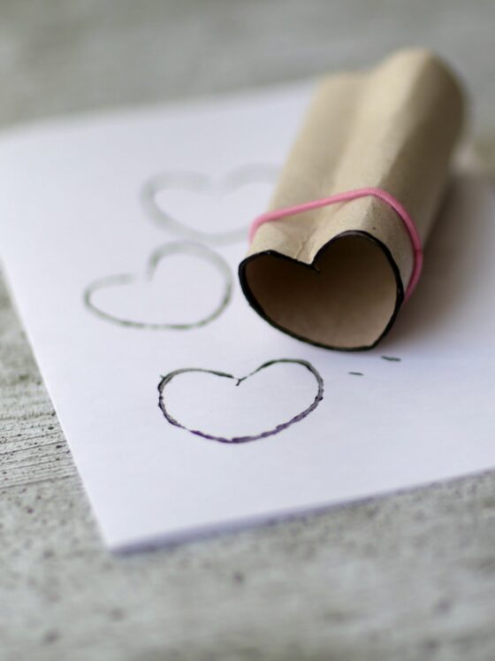 Liebe drauf und los: Herzen stempeln mit Klopapierrollen
