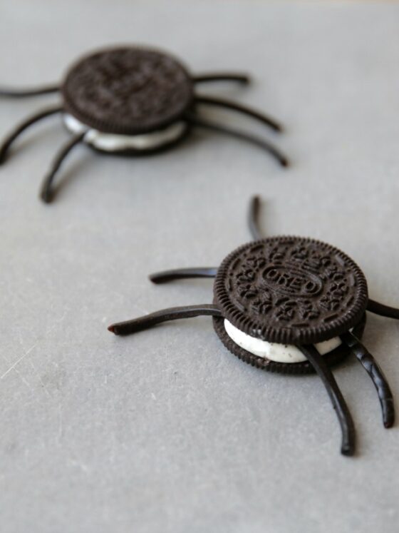 Ratzfatz fertig: Halloween-Spinnen mit Lakritz-Beinen