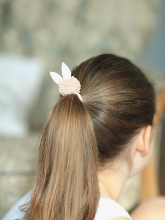 Flauschige Hasen-Haargummis aus Pompons