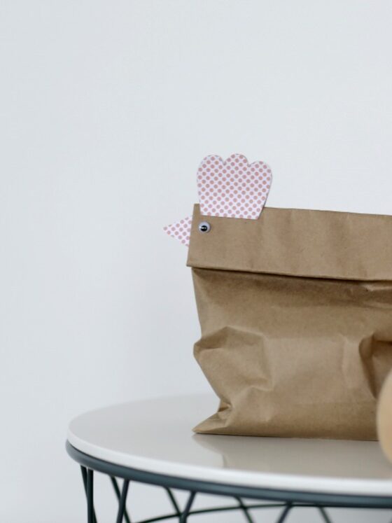 Osternest basteln – das supereasy Tüten-Huhn