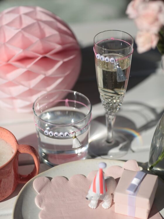 Partydeko Hack: ein Armband fürs Glas, das später mit nach Hause darf