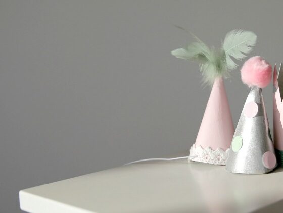 Mini-Kronen und Partyhüte basteln