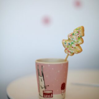 Hübsch schlicht: Adventskranz aus Holzkugeln