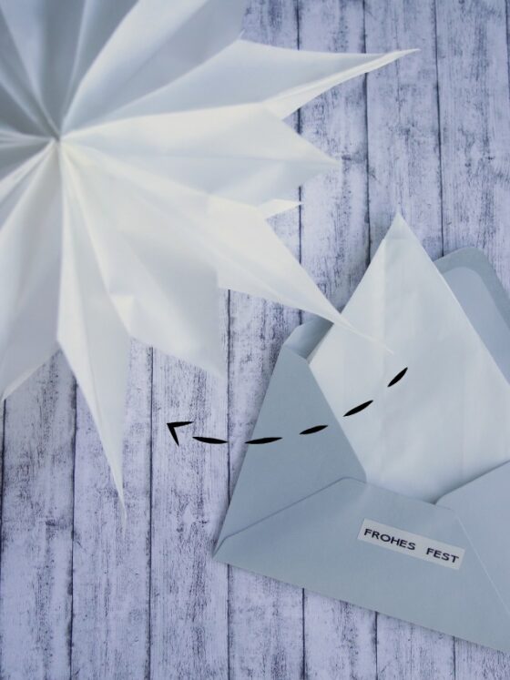 Ein Stern aus Butterbrottüten als Weihnachtsgruß